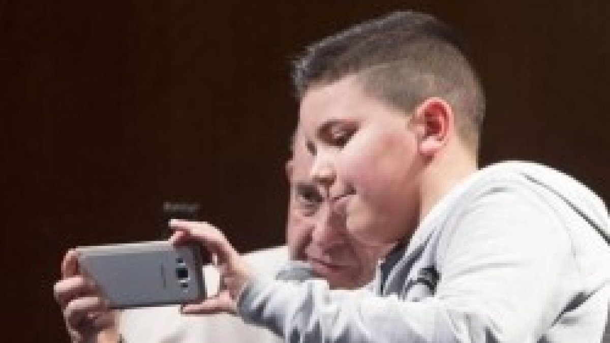 El Papa Francisco con un muchacho que usa el móvil para hacer un selfie