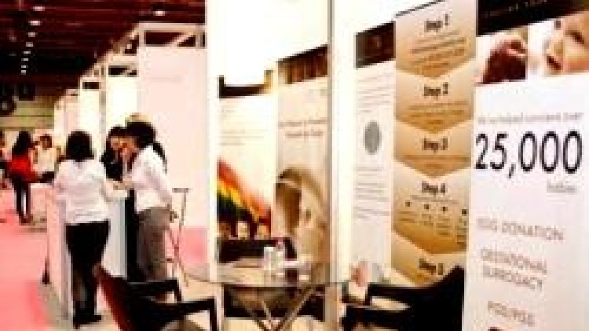 Expositores de vientres de alquiler - un negocio mundial, ilegal en España, que busca más clientes