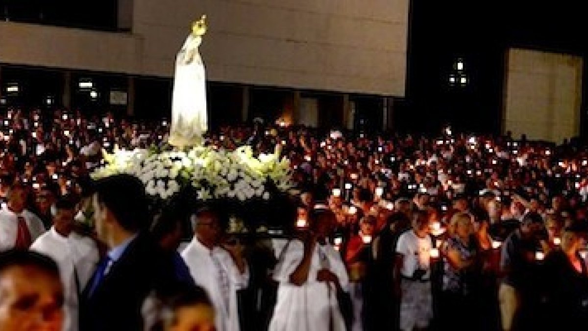 Procesión de la Virgen en Fátima, en uno de los pasajes documentales de la película, que incluye también una trama de ficción.