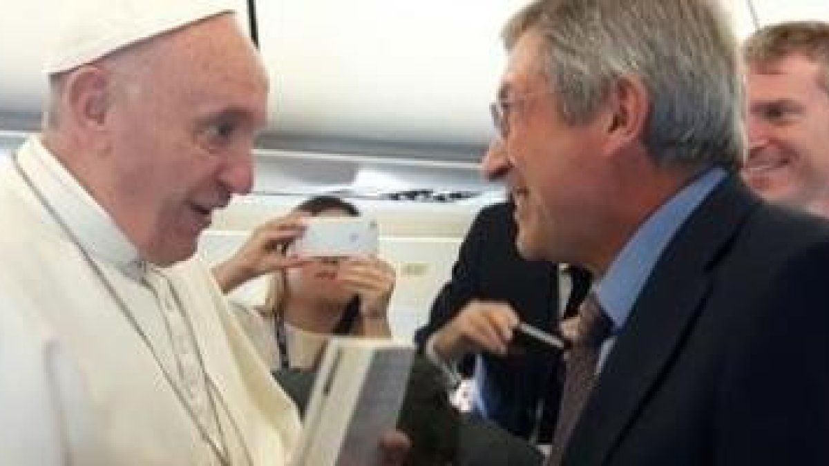 Juan Vicente Boo, el veterano vaticanista de ABC, entrega su libro El Papa de la Alegría a Francisco