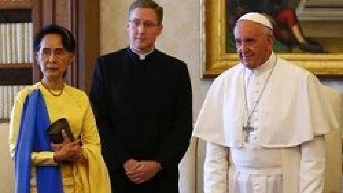 El Papa recibió a Aung San Suu Kyi, premio Nobel de la Paz en 1991, y ministra del nuevo gobierno
