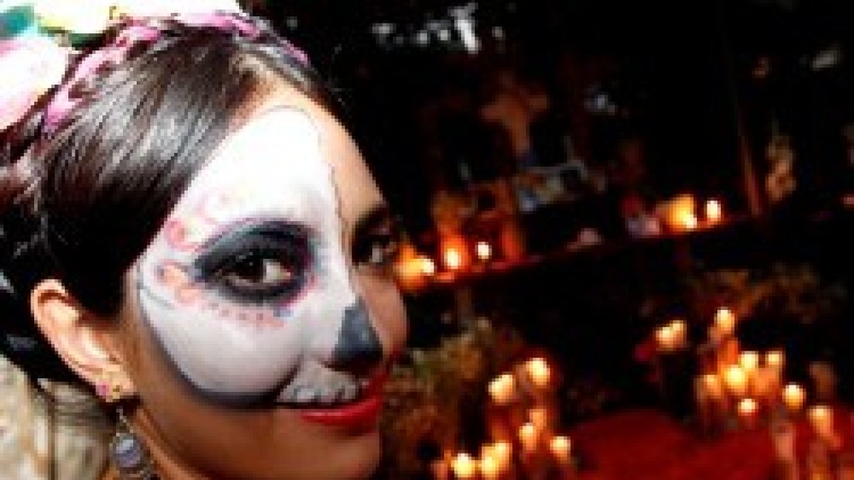 El Día de los Muertos, en México, combina la oración por los muertos con cierto humor hacia la muerte