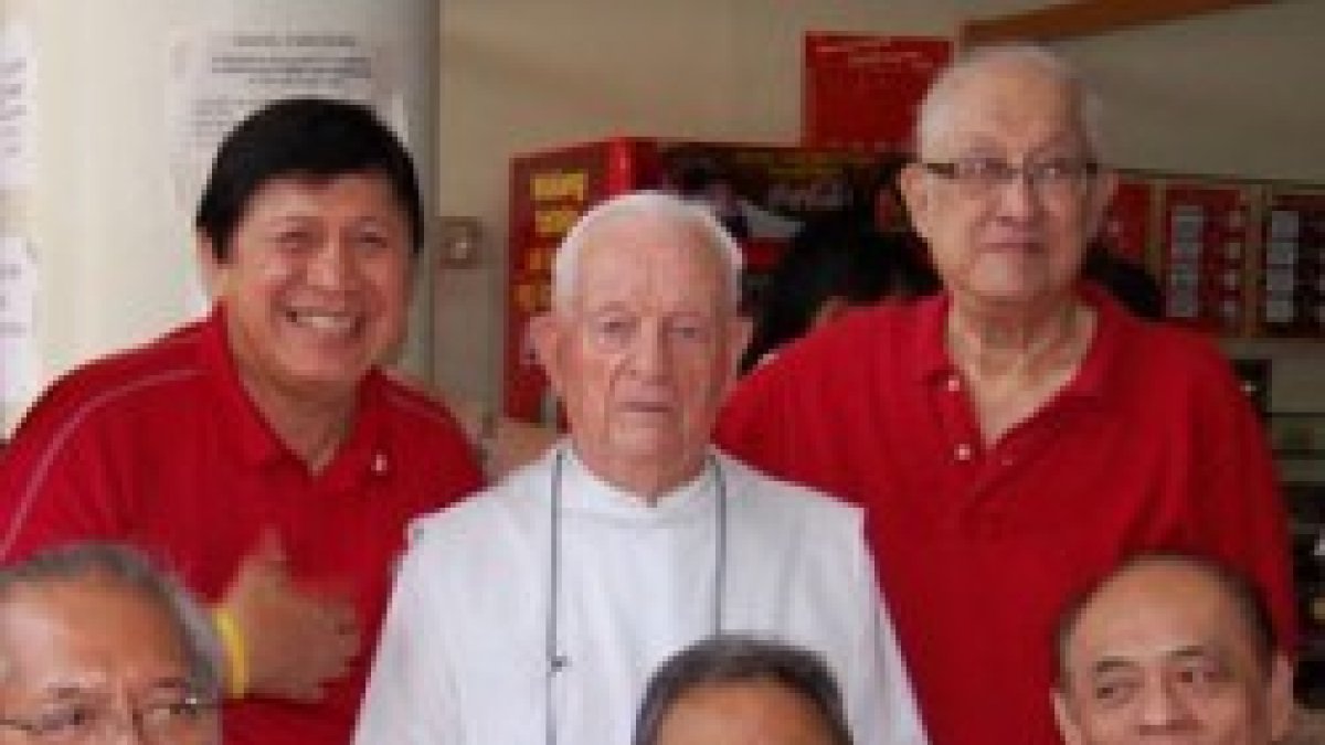 Benigno Benabarre, con ex-alumnos del colegio benedictino de Manila en el que ha servido muchos años