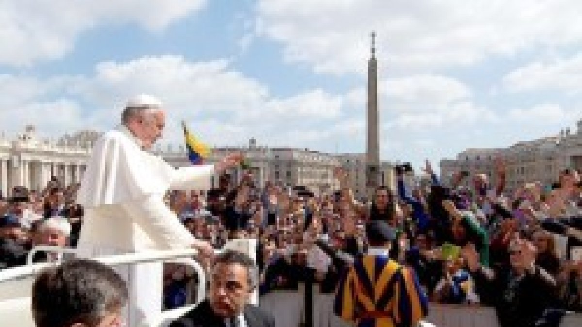 El Papa Francisco sale en papamóvil abierto en este miércoles primaveral