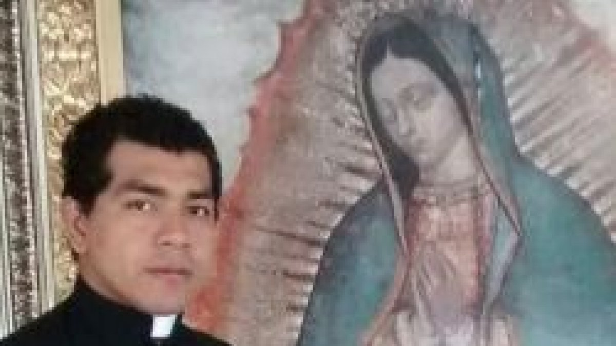 Luis Felipe Izquierdo Cundafé, aunque se vista con alzacuellos y se haga fotos con imágenes marianas, no es católico y sus sacramentos son ineficaces, dice la diócesis