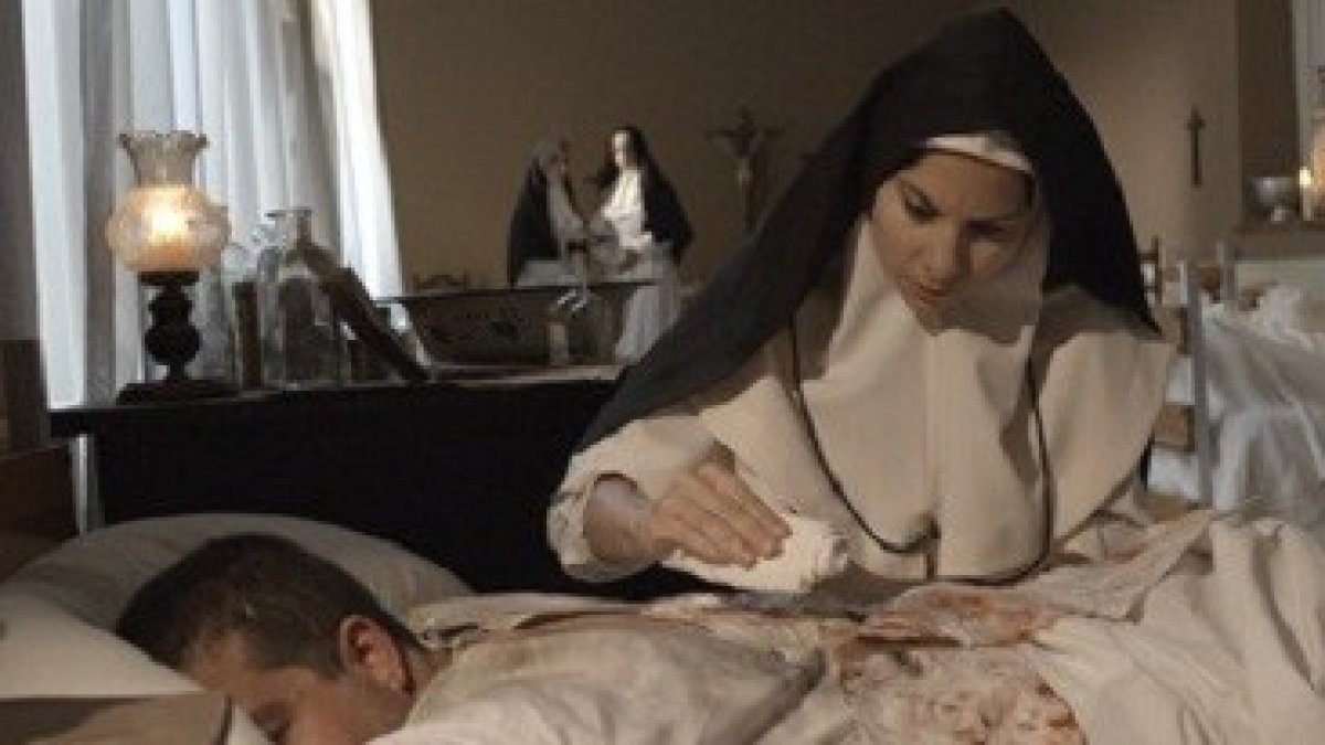 Fotograma de Luz de Soledad en la que se muestra la labor de estas religiosas con los enfermos