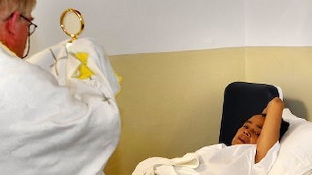 En la Fundación San Rafael, el Santísimo visita a los enfermos todas las noches.