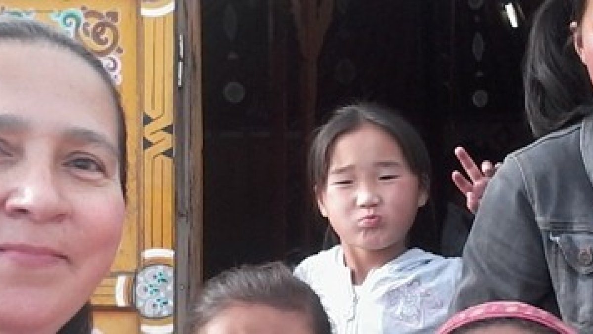 Esperanza Becerra, misionera de la Consolata, con unas niñas en Mongolia