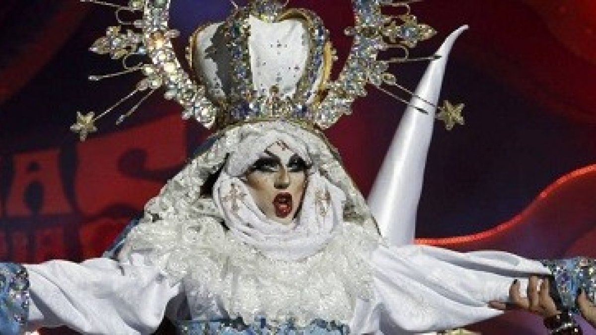 El ganador del carnaval Drag realizó un espectáculo centrado en la ofensa a los católicos