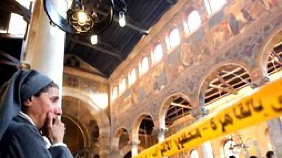 Una religiosa contempla los destrozos en la catedral copta de San Marcos - hubo 25 víctimas mortales y 49 heridos