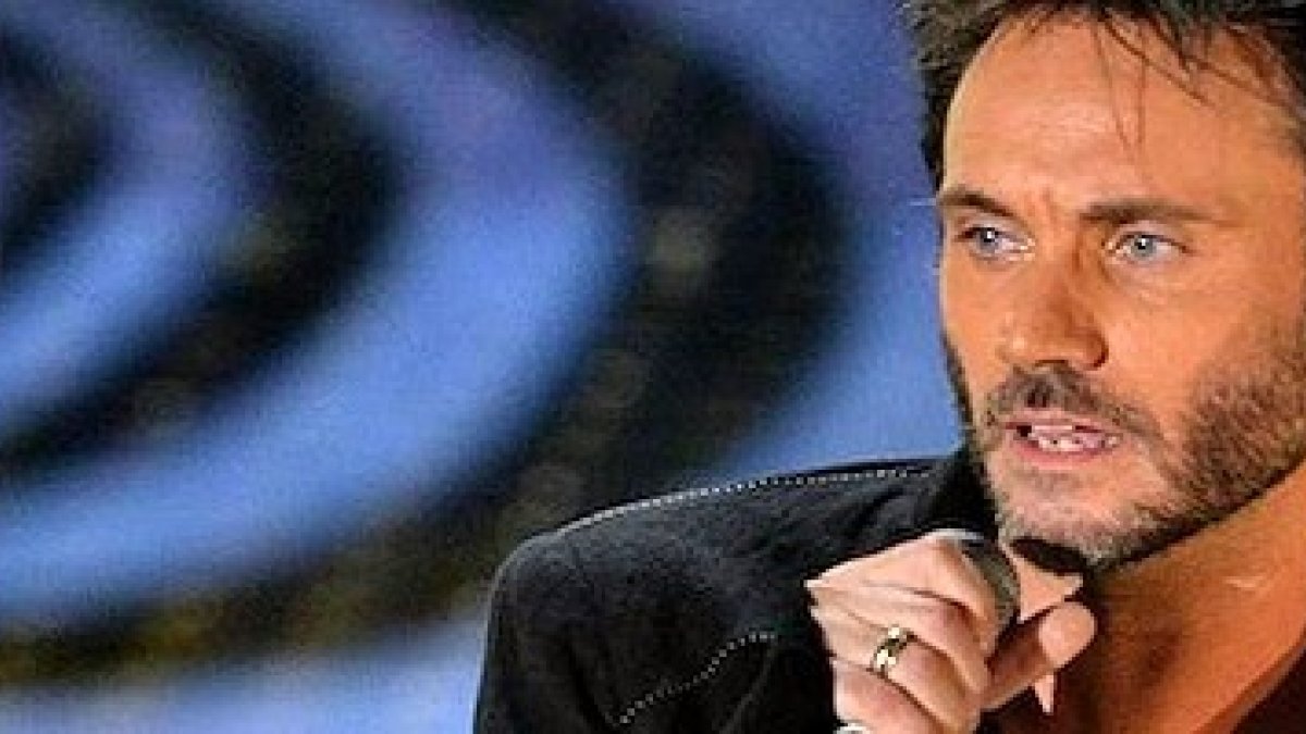 Nek inició su carrera con una clara canción sobre el aborto y nunca oculta su fe católica.