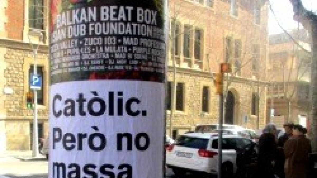 Catòlic però no massa, es decir, católico pero no demasiado... que es como se define la mayoría - campaña en Barcelona