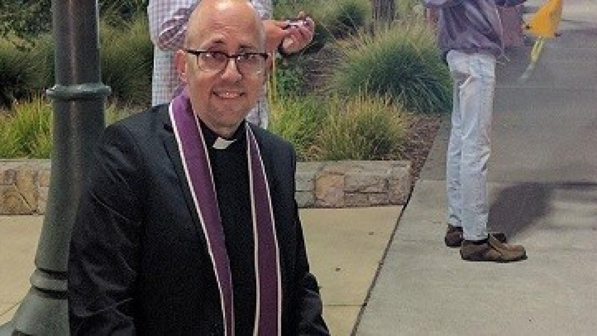 El sacerdote David Jenuwine llevaba tiempo preguntándose cómo poder llegar a los jóvenes alejados