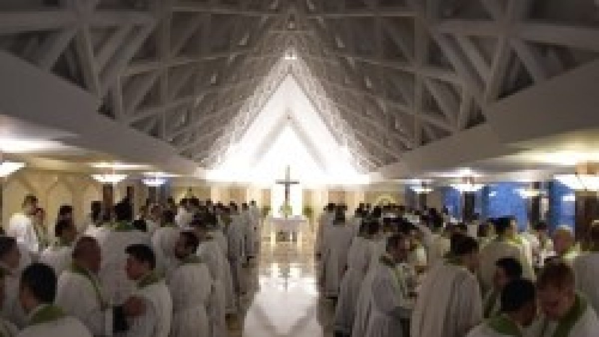 Los sacerdotes secretarios de Nuncios se dan la paz en la misa de Santa Marta