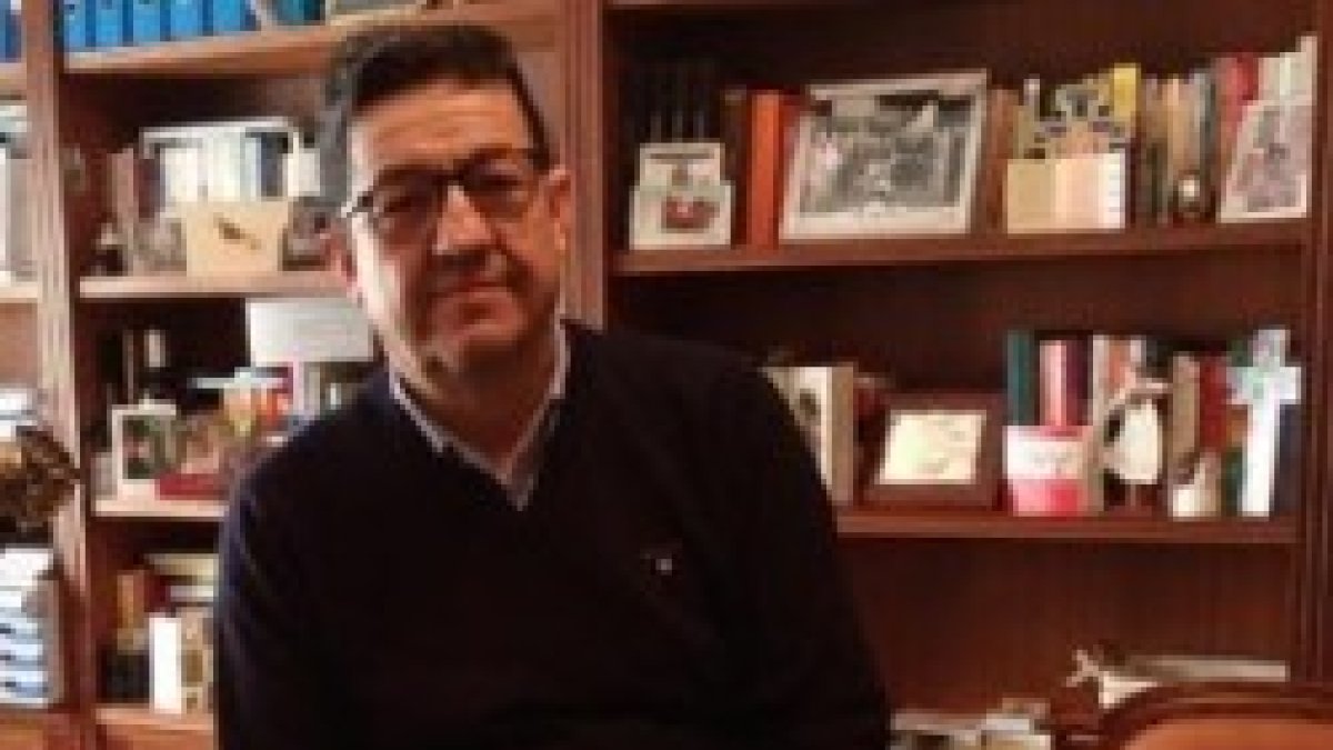 El párroco de la Encarnación de Marbella, José López, y su equipo de voluntarias, ayudan a embarazadas en apuros