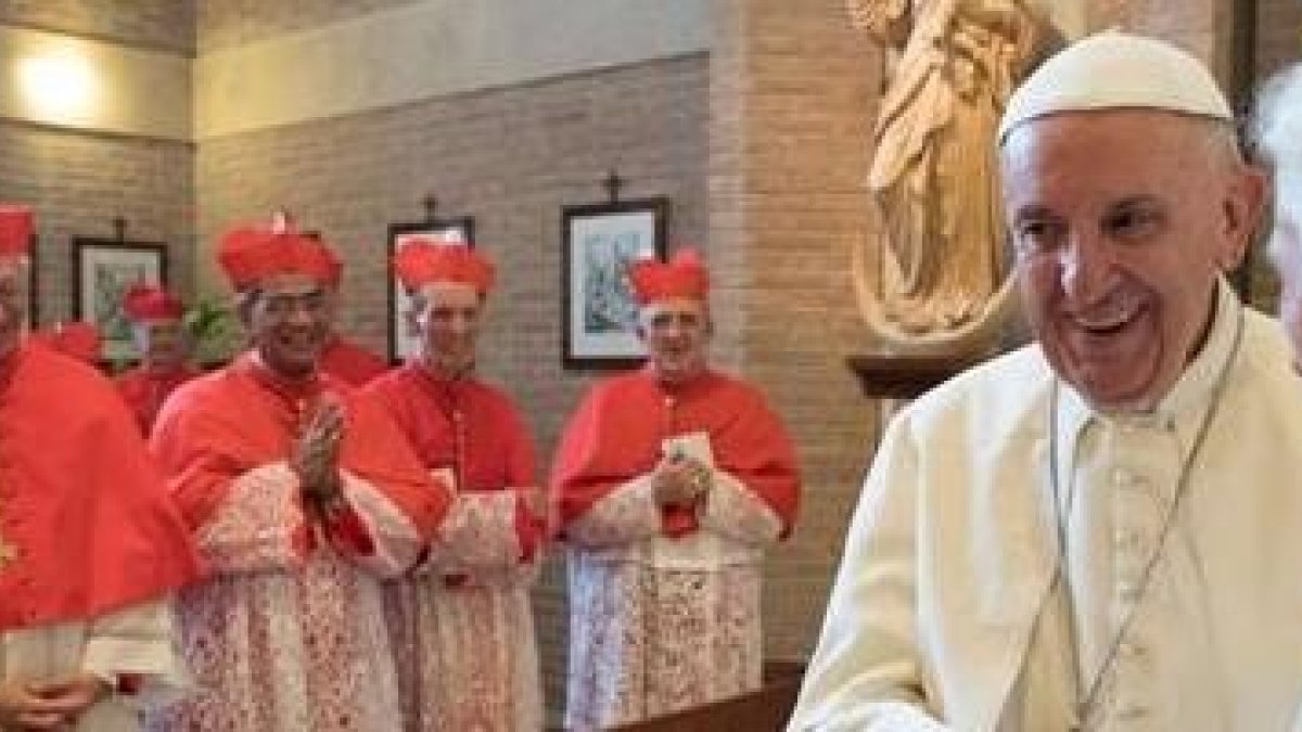 El Papa Francisco y el Papa emérito Benedicto XVI con los nuevos cardenales en la capilla del Monasterio
