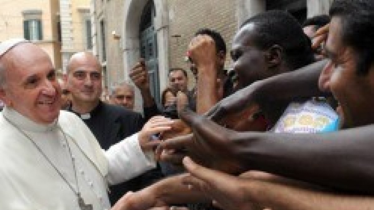 Francisco saluda unos migrantes en Roma