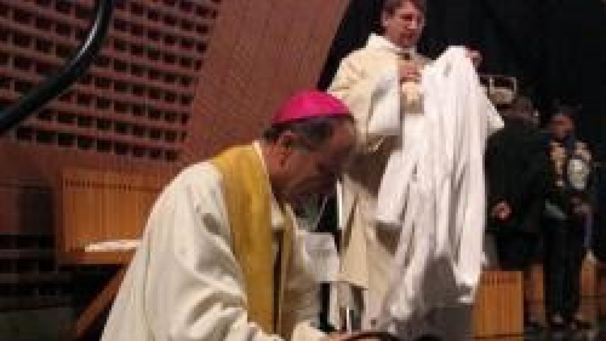 Un obispo francés bautiza una catecúmena por inmersión