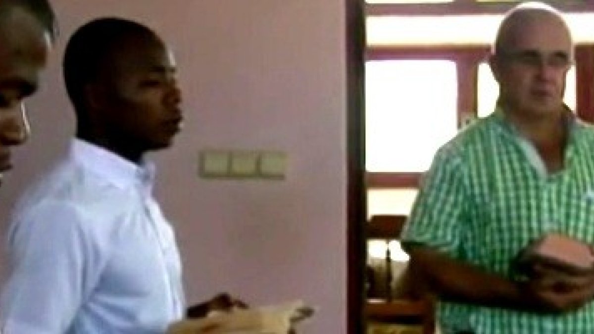 El padre paúl Eugenio López reza con seminaristas en Nacala... una diócesis pobre pero muy dinámica