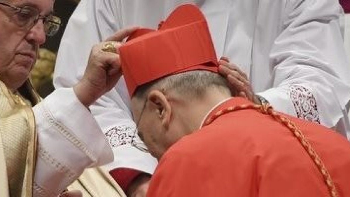 El Papa ha creado 17 nuevos cardenales - en la foto, Francisco impone la birreta al arzobispo de Madrid, Carlos Osoro