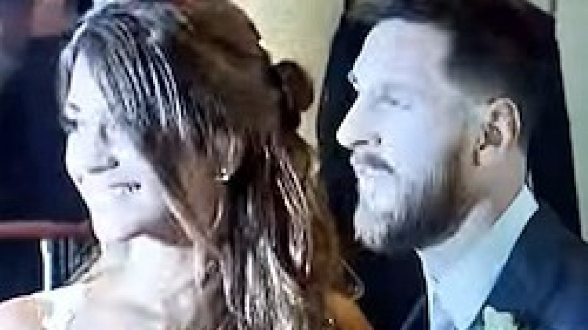 Leo Messi y Antonella Roccuzzo posaron para los medios tras la ceremonia civil.
