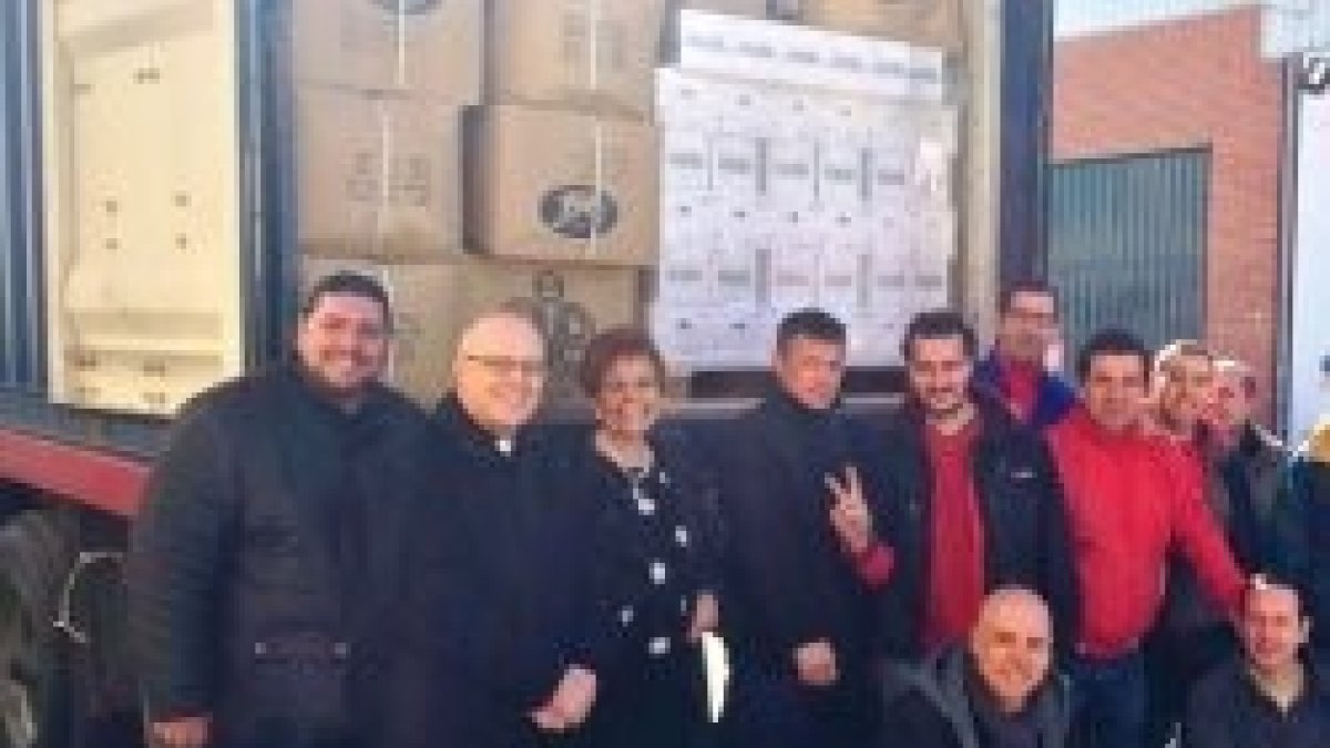 El equipo de Cáritas Toledo con el camión de ayuda que distribuirá la Hermana Agnes