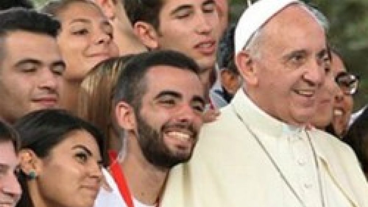 El Papa Francisco con varios jóvenes