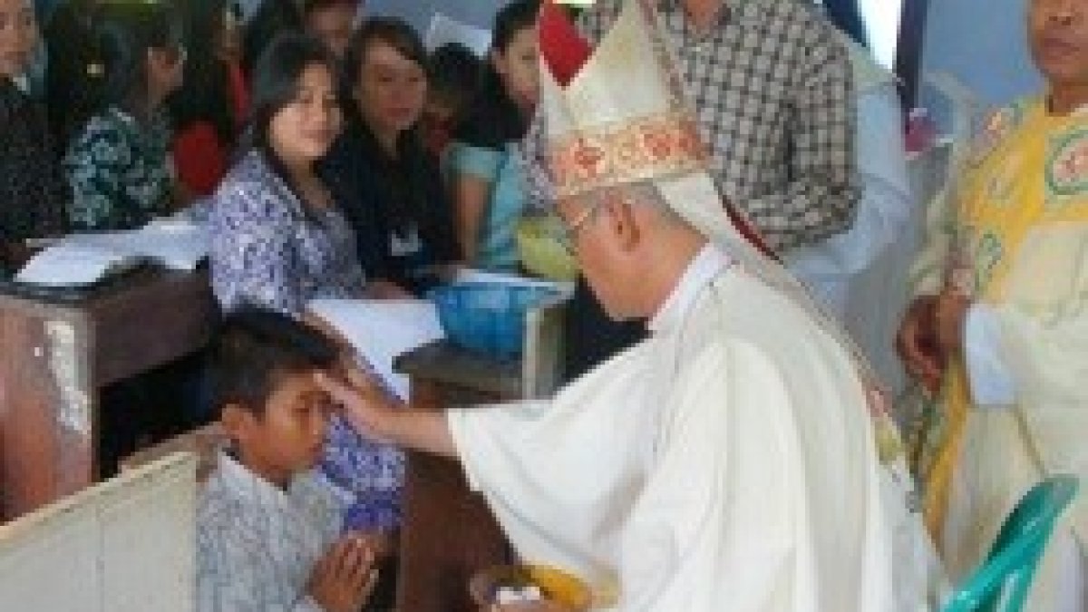 El obispo aprovechó la visita a esta zona remota para administrar los sacramentos