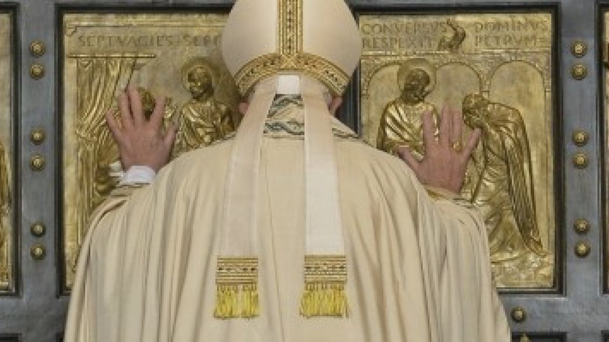 El Papa Francisco en la Puerta Santa del Año Jubilar... símbolo del poder de Dios para perdonar y acoger