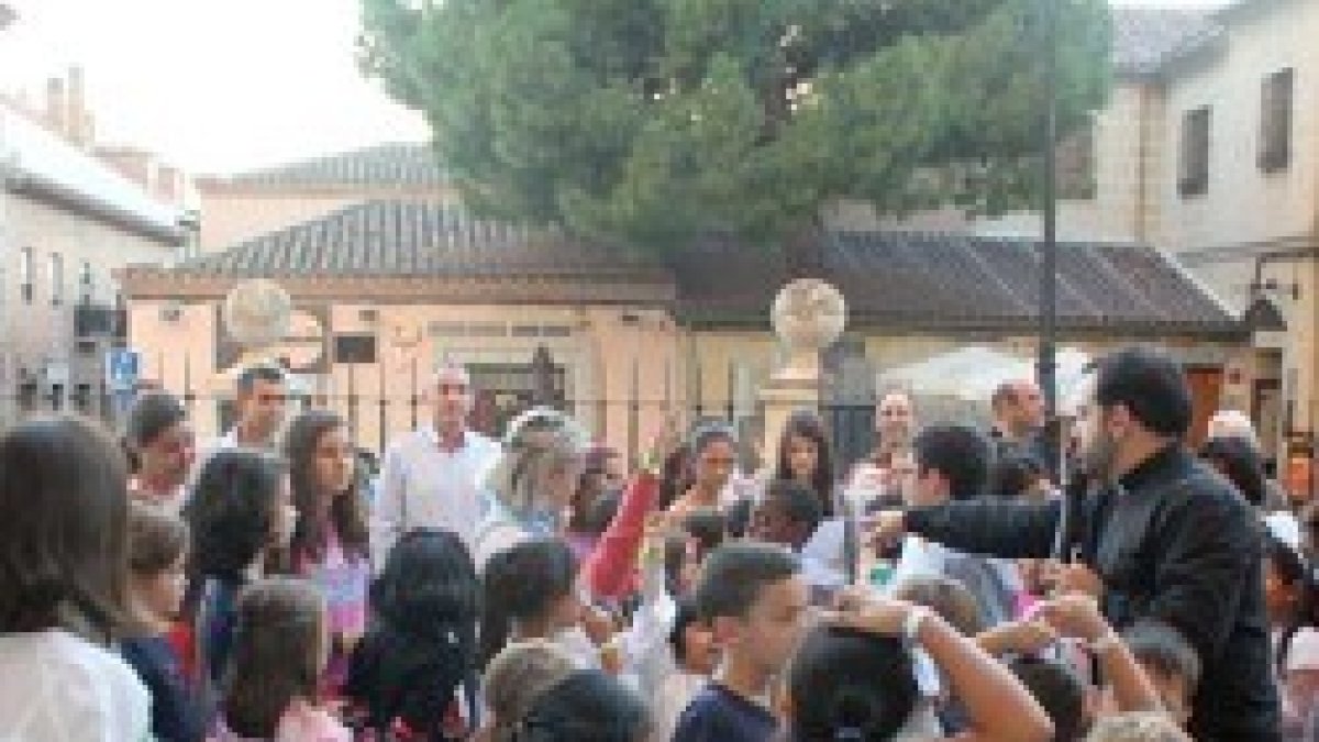 Niños y familias de Alcalá en Holywins, una de las actividades callejeras del obispado