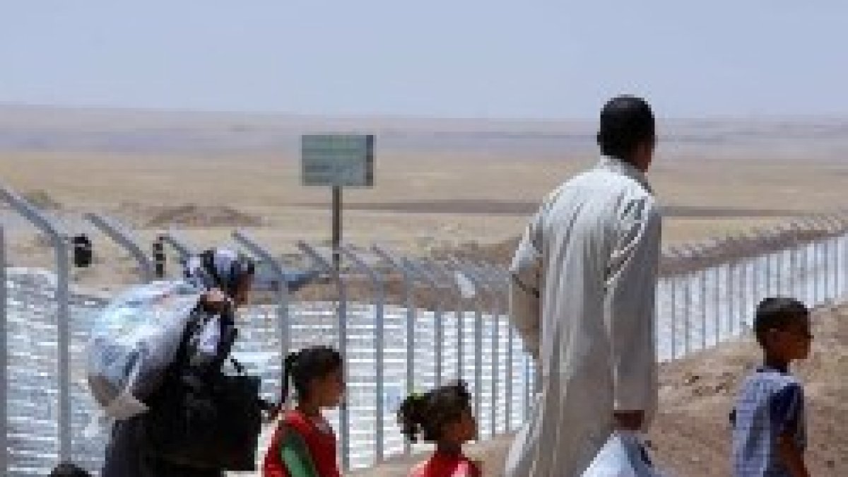 Una familia huye de Qaraqosh