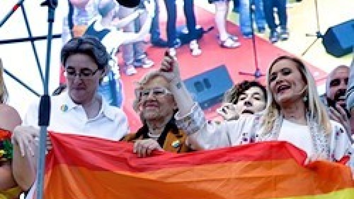 En el centro, la alcaldesa de Madrid, Manuela Carmena (Podemos); a la derecha, la presidenta de la Comunidad de Madrid, Cristina Cifuentes (PP).