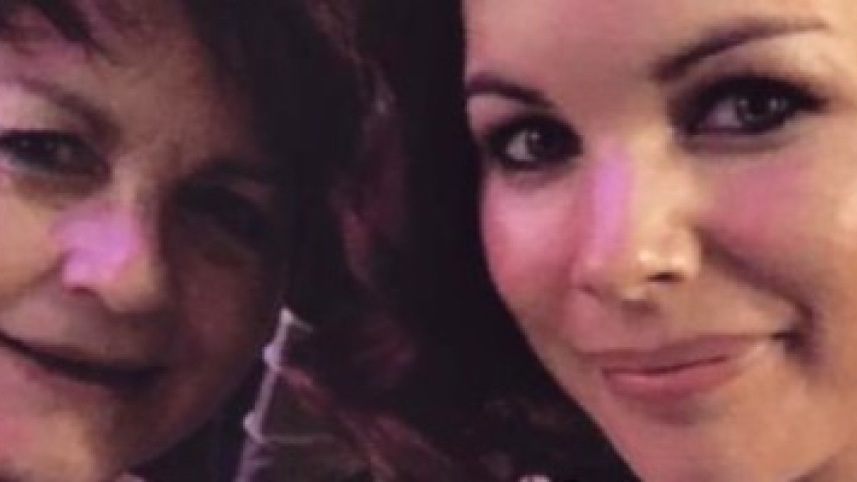 Jenny Hewett con su madre: un caso que saltó a los medios en Australia y refleja la frustración de muchas mujeres que congelan sus óvulos.