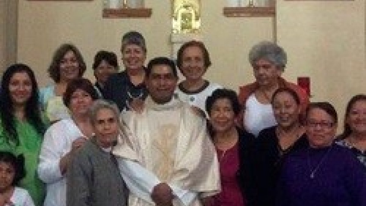 El sacerdote que ha sido asesinado Joaquín Hernández Sifuentes, junto a un grupo de fieles