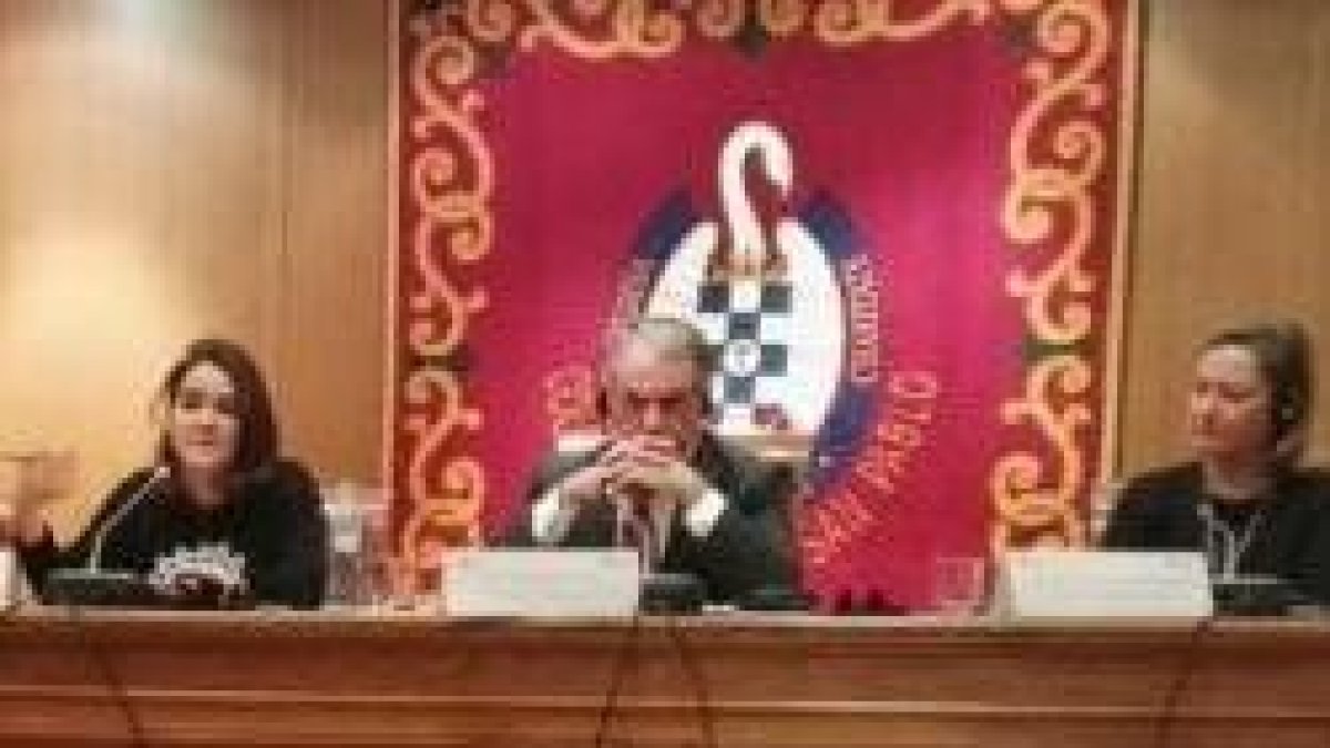 Mayor Oreja, moderador, entre la ministra húngara y la activista francesa