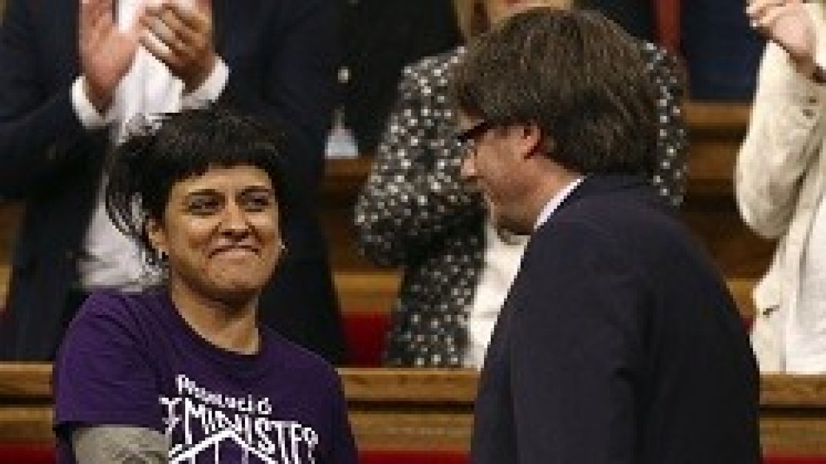 Anna Gabriel (CUP) y el presidente catalán, Carles Puigdemont