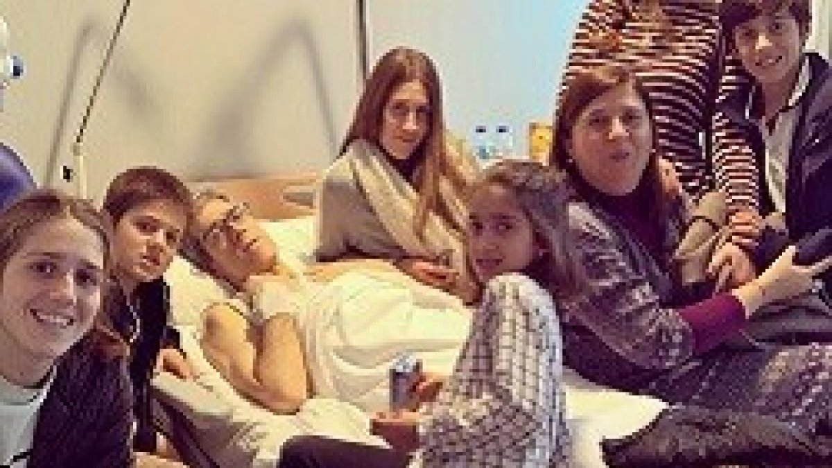 Chema, en el hospital cuando ya estaba muy enfermo, rodeado por algunos de sus hijos