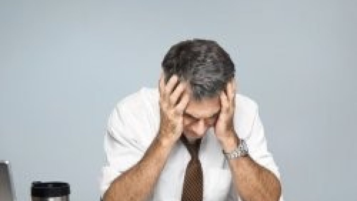 Un hombre agobiado ante las facturas que tiene que pagar