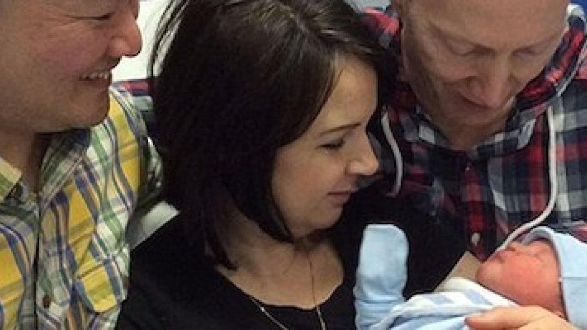 La pareja gay formada por Daryl Lee y Luke Harris se hizo famosa en Inglaterra en 2015 por alquilar tres úteros prácticamente a la vez.