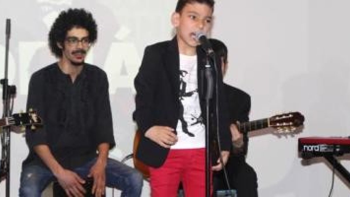 Adrián Martín ha sacado un disco con la Sony, pero su gran fuerza está en que contagia su alegría