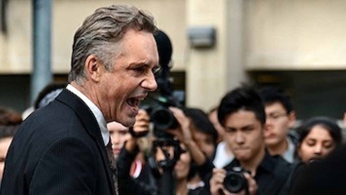 El profesor Jordan Peterson, durante una intervención en la calle a favor de la libertad de expresión, amenazada por la dictadura de género.