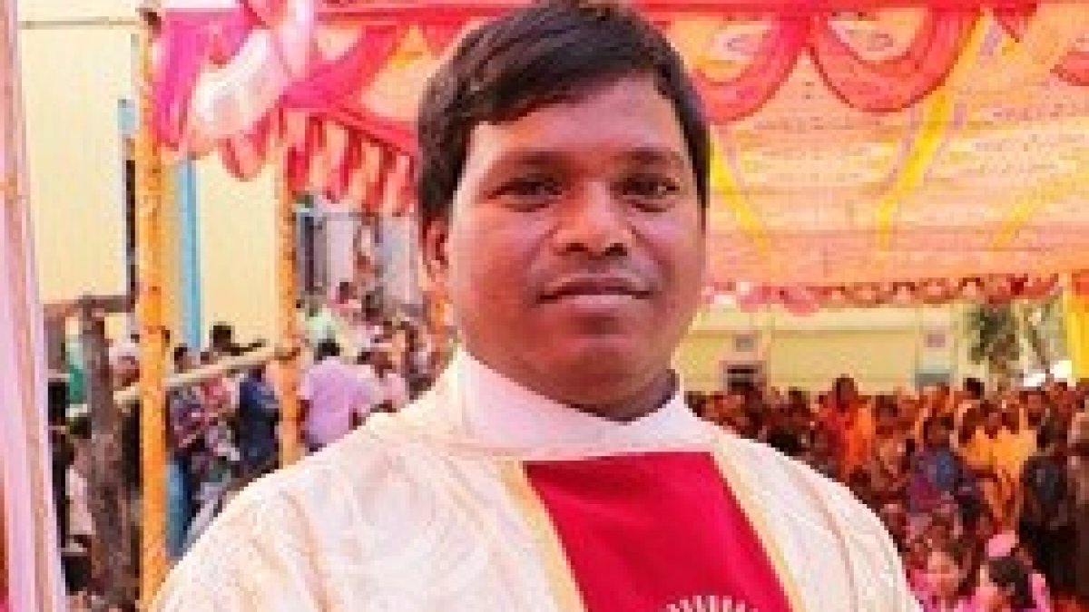 Fue víctima y testigo de la persecución anticristiana en Orissa, lo que fortaleció su vocación