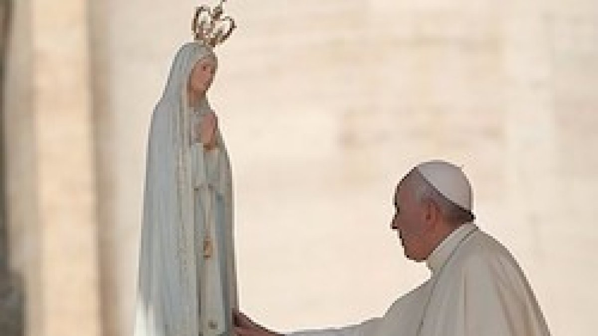 Francisco ya ha venerado en el Vaticano la imagen peregrina de Fátima.