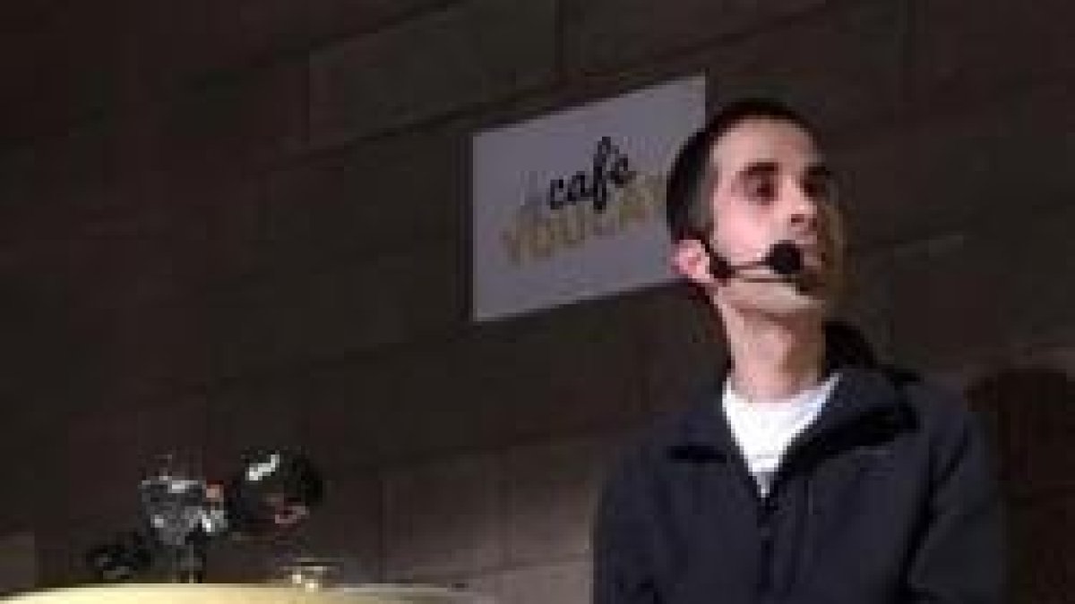 Philippe Ariño en su charla del Café YouCat de Barcelona, en la que hubo preguntas del público