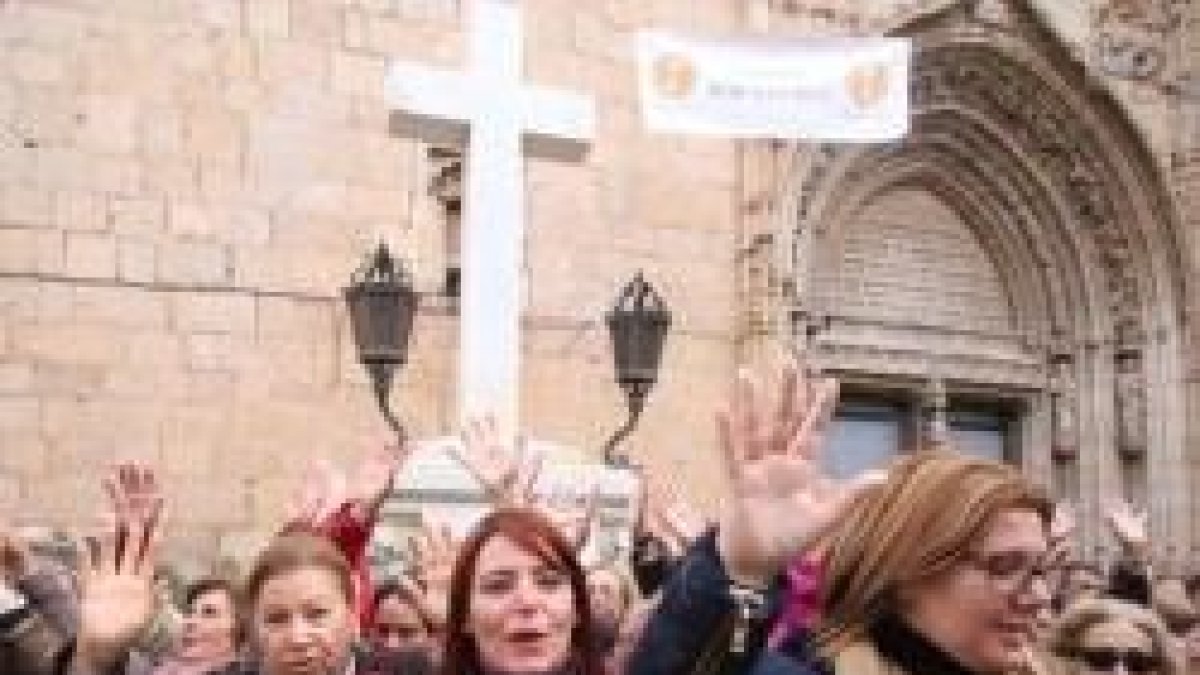 Los vecinos de Callosa protegen la cruz junto a la que se casan y bautizan de la grúa del ayuntamiento