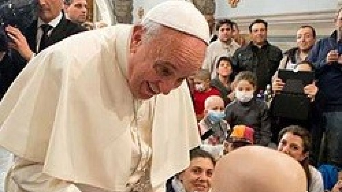 El Papa tiene especial cariño por los niños enfermos y cada vez que puede acude a visitarlos