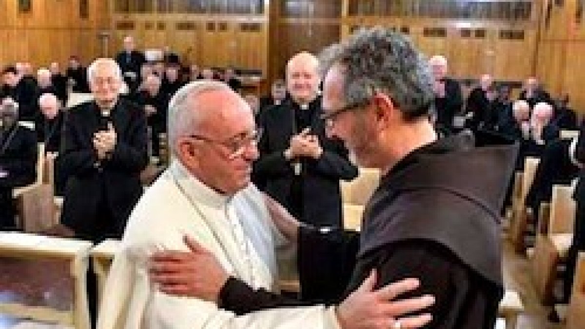 Francisco abrazó al padre Michelini con unas efusivas palabras sobre su dirección espiritual de los ejercicios.