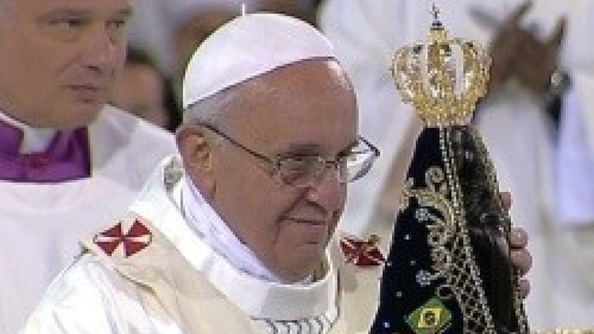 Francisco con la Virgen de Aparecida, encontrada por pescadores... la pone como ejemplo a los obispos