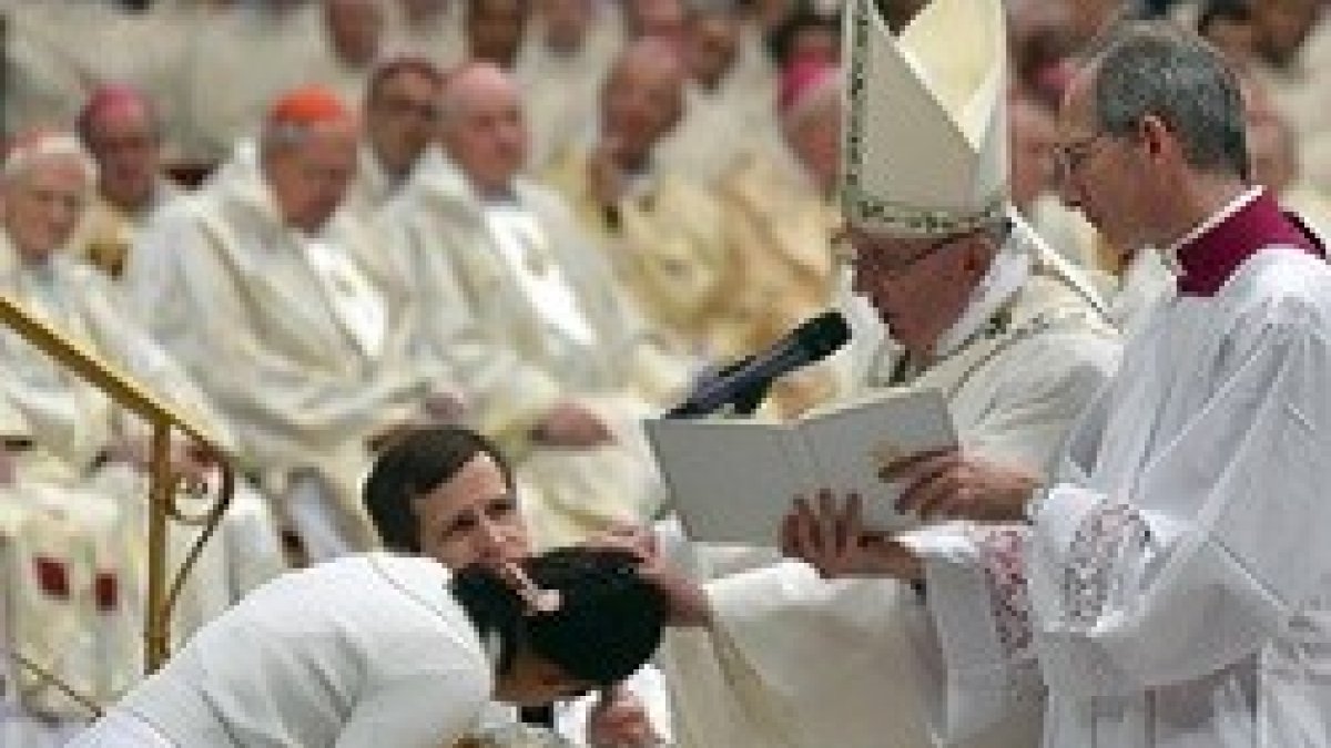 Durante la Vigilia Pascual el Papa también bautiza a varios adultos