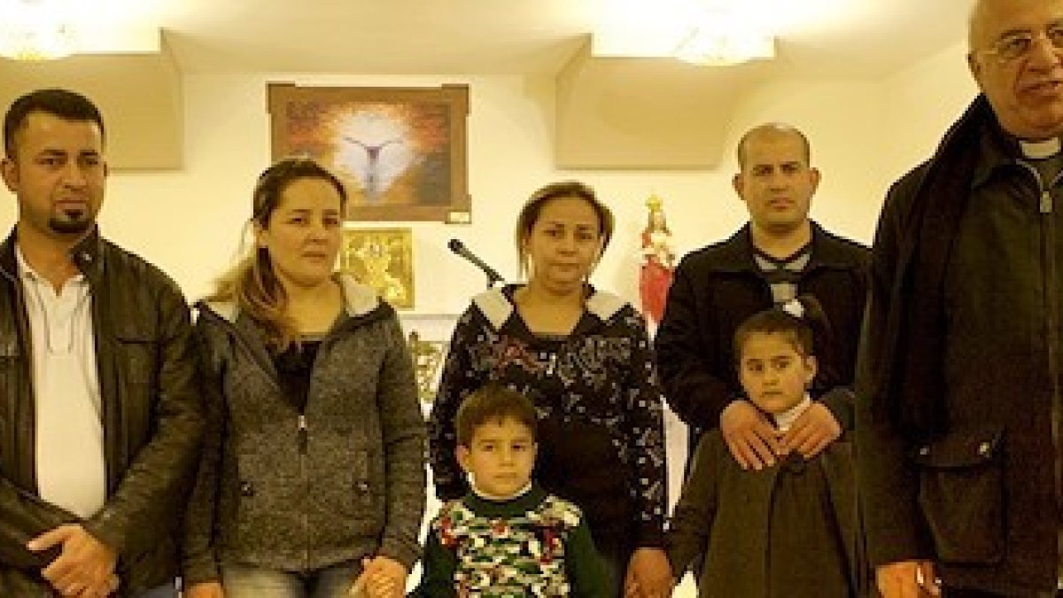 Refugiados iraquíes y sirios en Ammán, con el padre Hanna: rostros concretos con historias concretas de fidelidad a Cristo en la persecución.